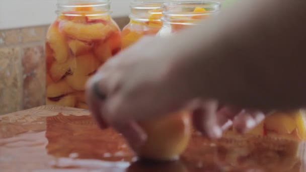 Woman pealing and slicing peaches — Stock Video