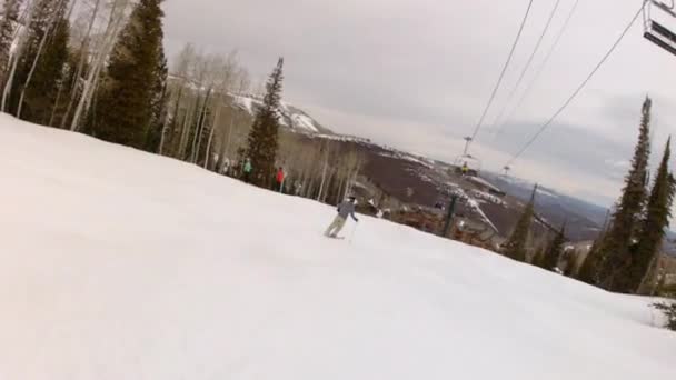 Człowiek na nartach w ośrodku górskim — Wideo stockowe