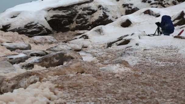 Sea foam on the winter shore — Stock Video