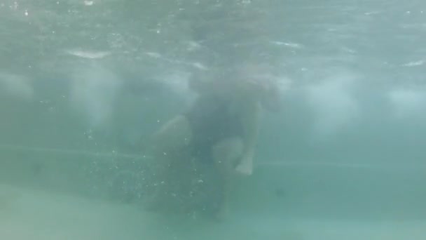 Люди борются в бассейне — стоковое видео