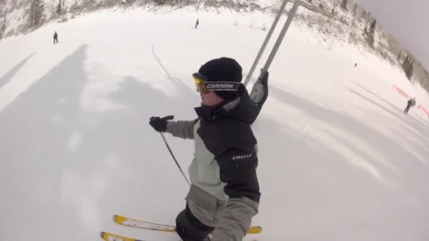 Κατάβαση σκι σε ορεινό θέρετρο — Αρχείο Βίντεο