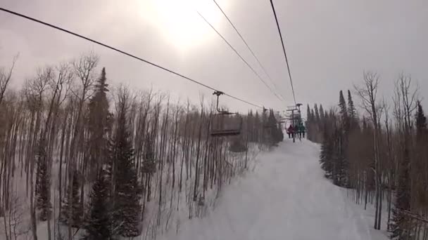 Ski lift på en skidort — Stockvideo