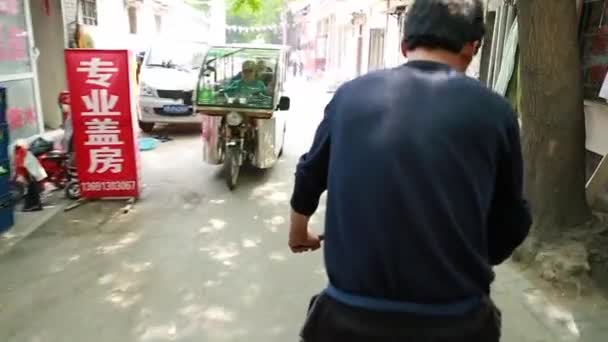 Рикша едет на велосипеде — стоковое видео
