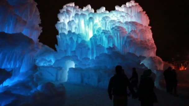 Château de glace coloré en hiver — Video