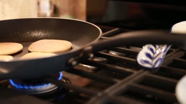Готуємо млинці на сковороді — стокове відео