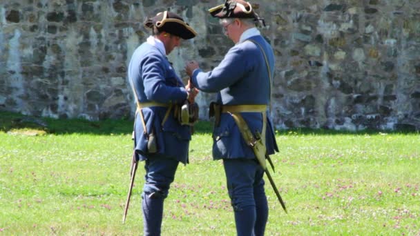 Role Playing soldaten in het Fort Louisbourg — Stockvideo