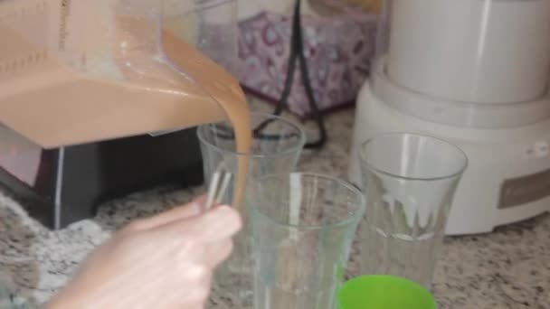 Žena dělat smoothie — Stock video