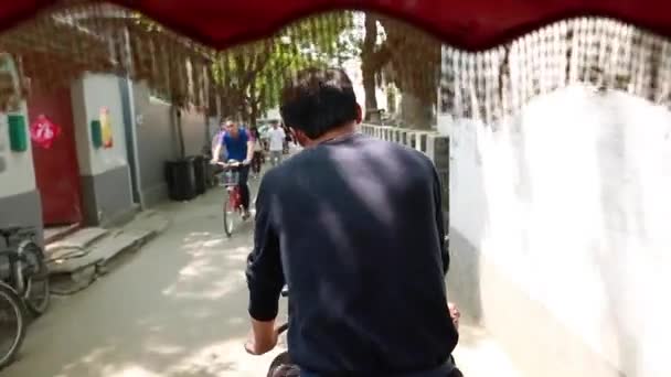 Рикша едет на велосипеде — стоковое видео