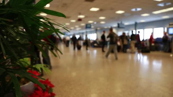 Pessoas dentro de um aeroporto — Vídeo de Stock