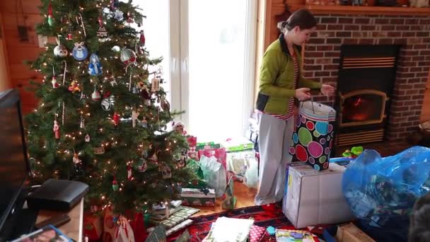 Сім'ї відкриття подарунки — стокове відео