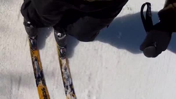 Катание на лыжах с холма — стоковое видео
