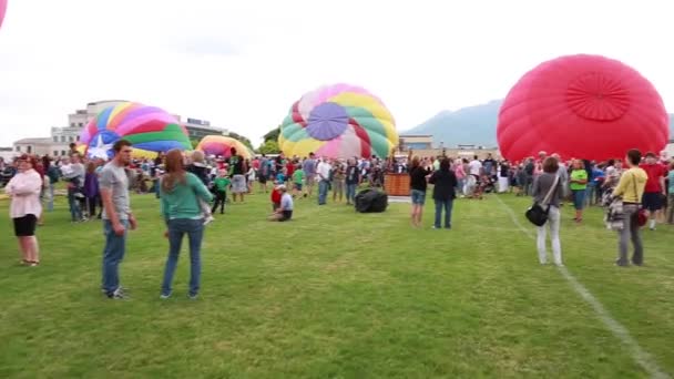 Persone al festival della libertà — Video Stock