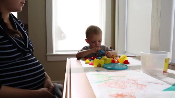 Moeder en peuter leggen met playdough — Stockvideo