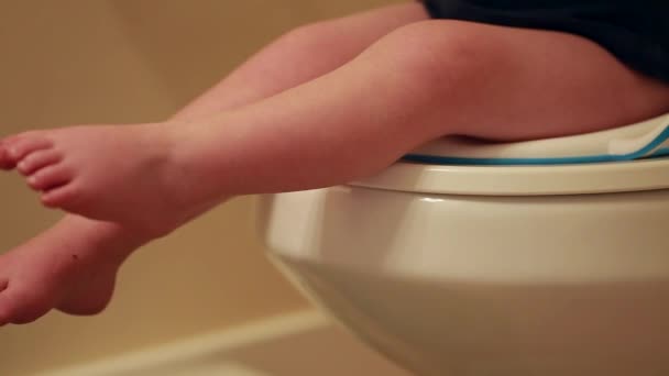 Boy being potty trained — Stock Video