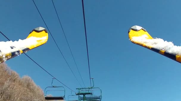 Man rides up a chair lift — Stock Video