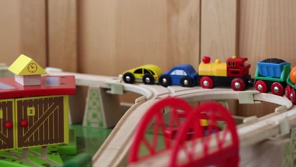 Menino brinca com um trem de brinquedo e carros — Vídeo de Stock