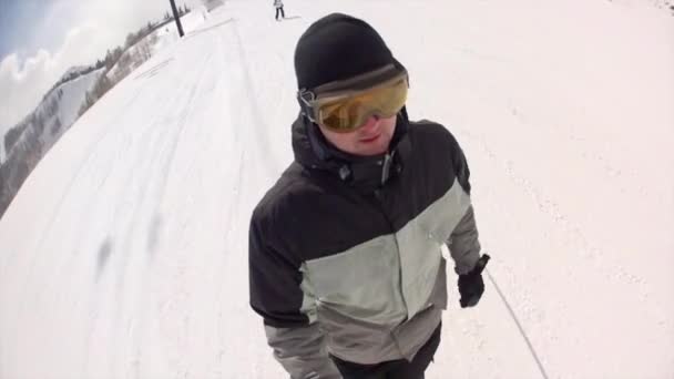 Homme ski sur la station de ski — Video