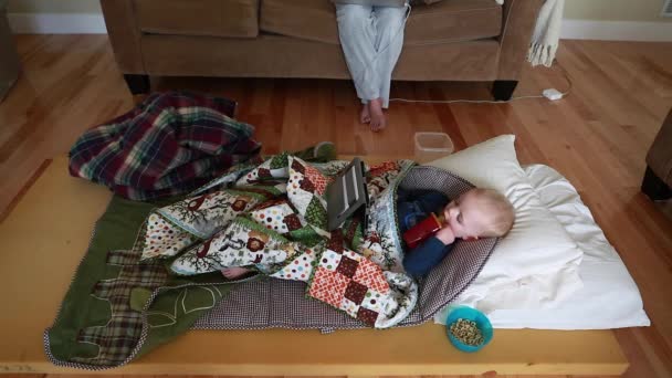 Niño enfermo viendo la tableta cerca de la madre — Vídeo de stock