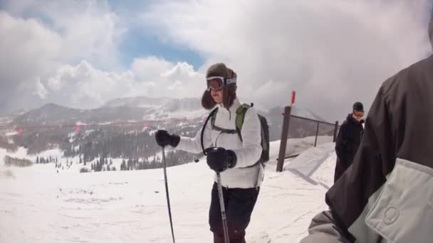 Alpineskiën in mountain resort — Stockvideo