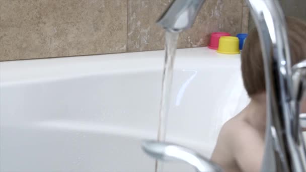 Boy mendapatkan bersih di bak mandi besar — Stok Video