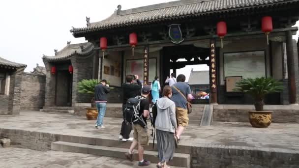 Turistas na cidade antiga em Pingyao China — Vídeo de Stock