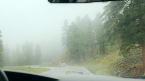 Проїзд по гірській дорозі під дощем — стокове відео