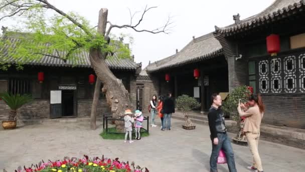 Туристы в древнем городе Пинъяо Китай — стоковое видео
