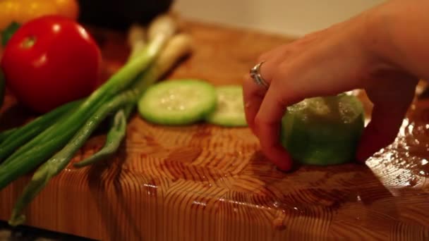 Mujer rebanando verduras — Vídeo de stock