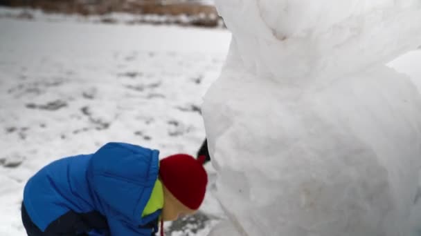 Mother and boy playing in the snow — Stock Video