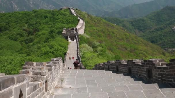 Çin Seddi üzerinde turist — Stok video