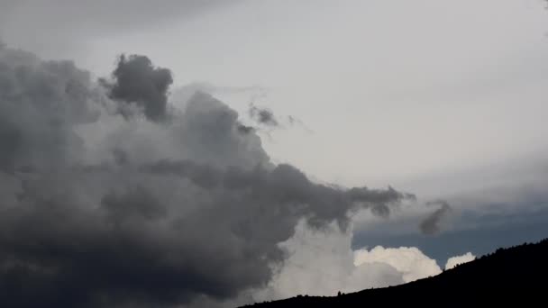 Nuvens movendo-se sobre a cordilheira — Vídeo de Stock