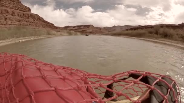 Menschen rudern auf Flößen einen Fluss hinunter — Stockvideo