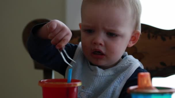 Toddler eating breakfast — Stock Video