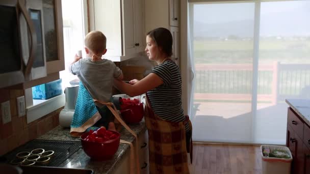 Kleinkind und Mutter machen Soße — Stockvideo