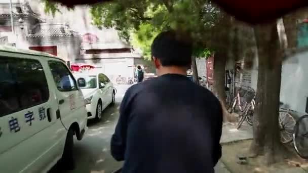 Τουρίστες ιππασίας rickshaw μέσα από το Πεκίνο — Αρχείο Βίντεο