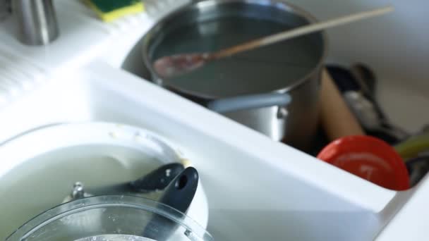 Посуда в раковине кухни — стоковое видео