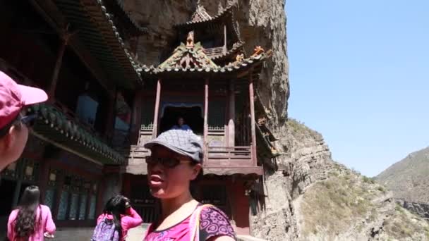 Turistas visitando el templo colgante — Vídeo de stock
