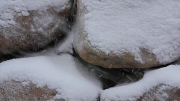 Річкові камені в снігу — стокове відео