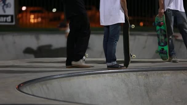 Los adolescentes practican trucos en el skate park — Vídeos de Stock