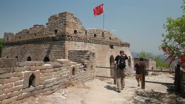 Tourists on the Great wall of China — Stock Video