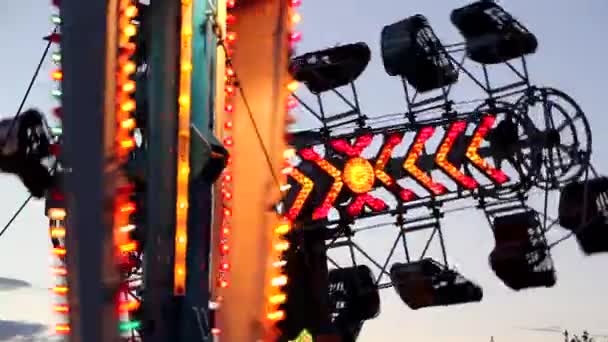 Carnival rides in city — Stock Video