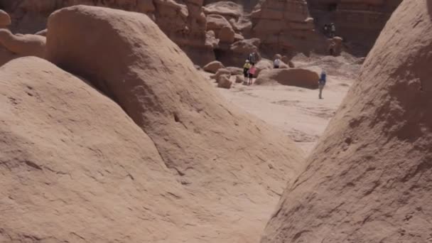 Tourists hiking in Goblin Valley Park — Stock Video