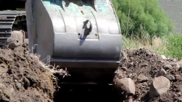 Traktor gräva jorden — Stockvideo