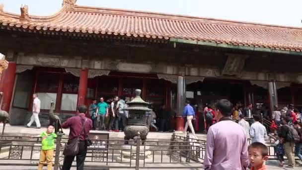 Turistas en la pagoda ganso salvaje — Vídeos de Stock