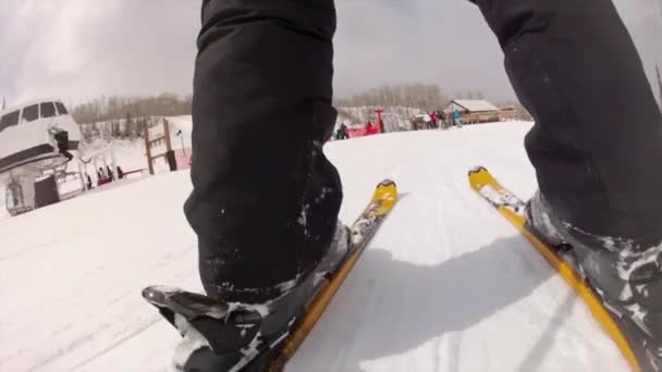 Homem esquiando na estação de esqui — Vídeo de Stock