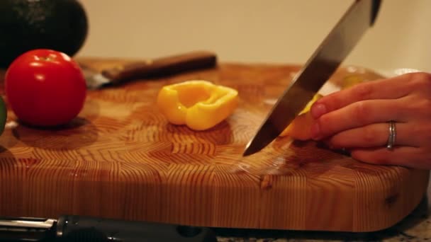 Woman slicing vegetables — Stock Video