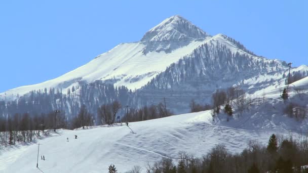 Skifahrer in einem Bergskigebiet — Stockvideo