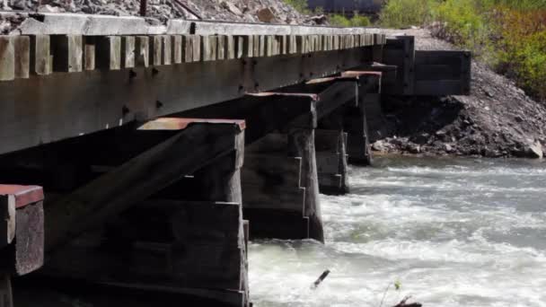 Pont ferroviaire sur la rivière inondation — Video