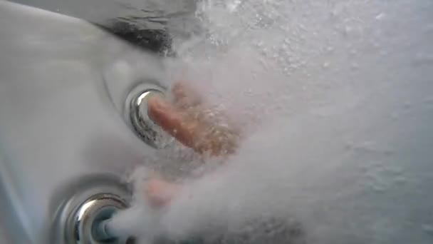 Hand gevoel hot tub bubbels — Stockvideo