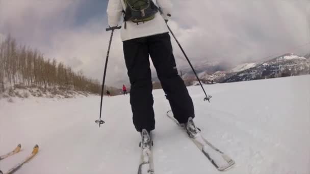 Mann beim Skifahren auf Skigebiet — Stockvideo